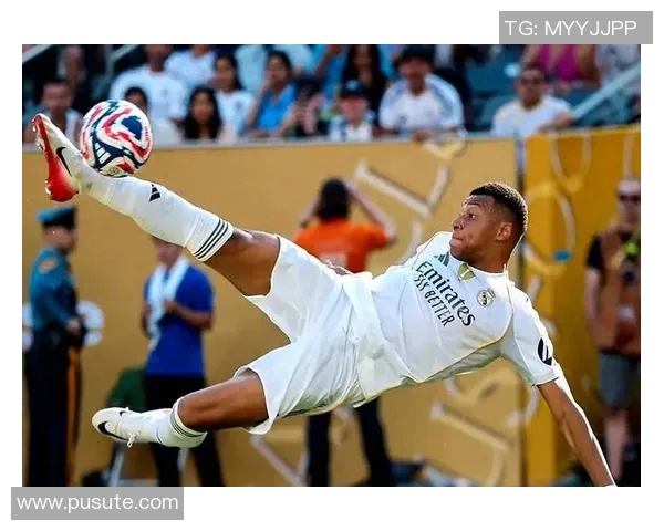 男足球明星换发型了吗新造型引发球迷热议与时尚潮流的碰撞